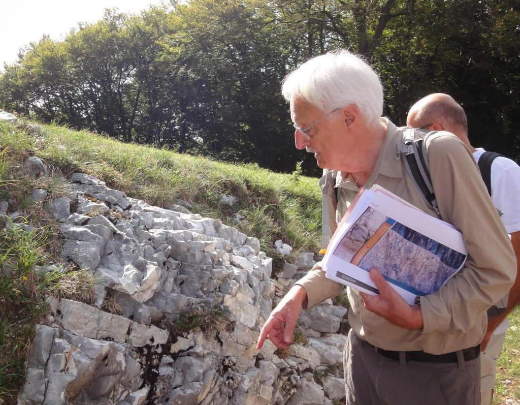 Il prof. Bernoulli, principale autore della carta geologica di Mendrisio, sul terreno del Generoso davanti a un affioramento di Maiolica (E. Robert)
