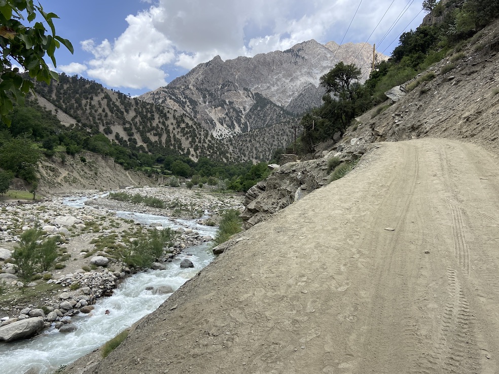 Roccia e vegetazione si alternano in questo scorcio della provincia del Gilgit-Baltistan
