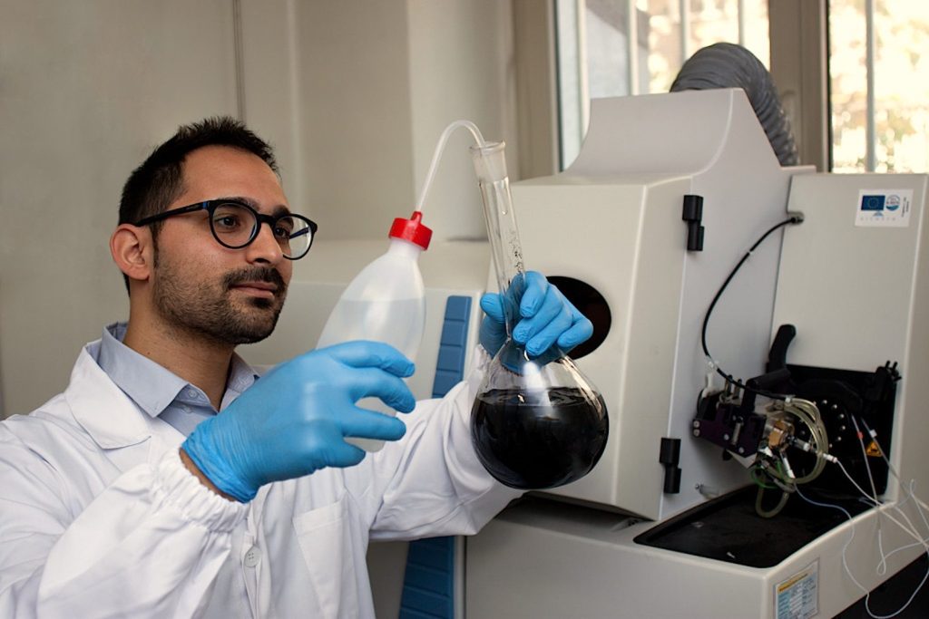 Uno dei membri del team di ricercatori del Politecnico di Torino durante la preparazione di una sospensione di nanoparticelle di ferro