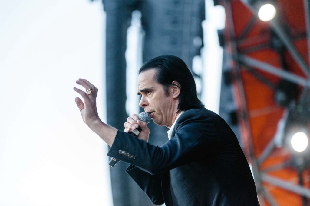 Nick Kave in concerto nel 2018 al Roskilde-Festival in Danimarca (Henry W. Laurisch, Wikipedia)
