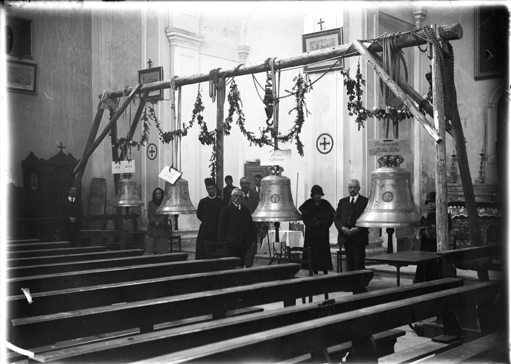 Benedizione delle campane nella chiesa di Leontica (Fondazione Archivio Fotografico Roberto Donetta)