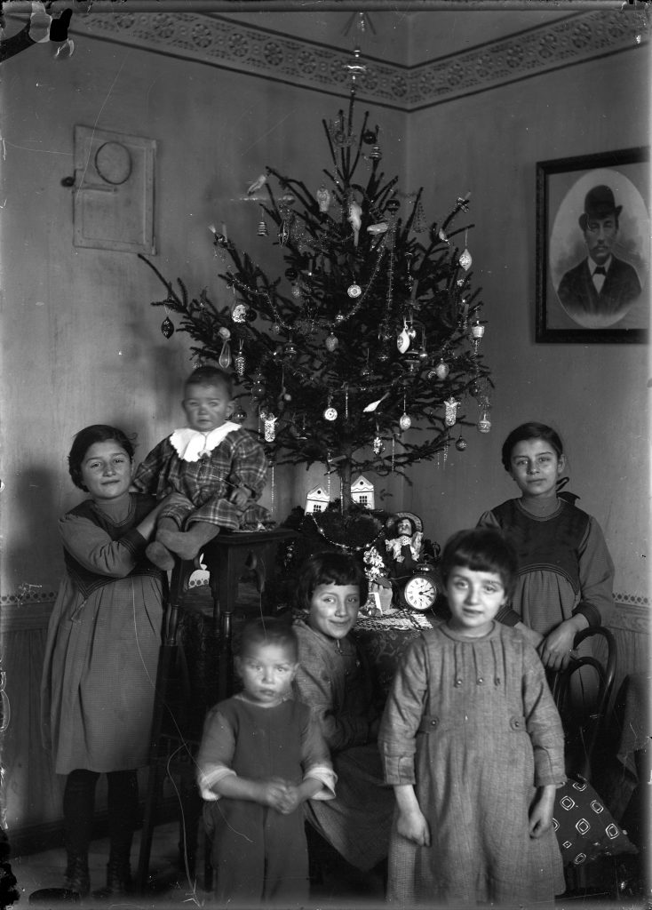 Natale a casa della famiglia Pezzati (Fondazione Archivio Fotografico Roberto Donetta)