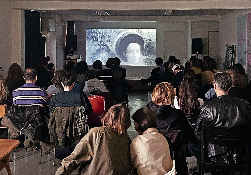 Nato come sala per proiezioni cinematografiche per la rassegna Nuovo Cineroom lo Sapio L’ove è ora molto di più.