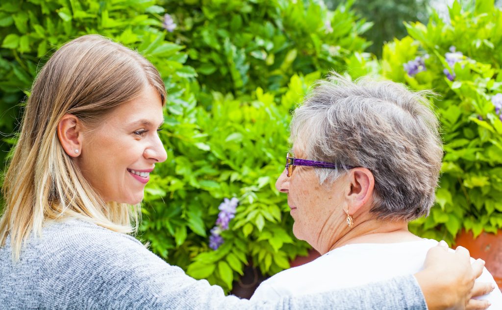 A volte c’è bisogno di aiuto per potersi occupare di un proprio caro con serenità (Shutterstock)
