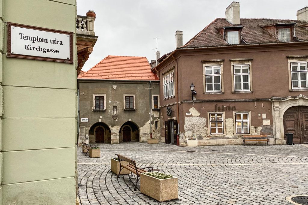 Le strade del centro di Sopron sono indicate in ungherese e in tedesco