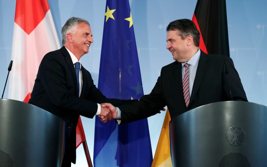 Didier Burkhalter con il suo omologo tedesco Sigmar Gabriel in occasione della visita del nostro ministro degli esteri a Berlino il 30 marzo 2017: i toni con i partner europei sono sempre buoni, ma i risultati si fanno attendere (Keystone)