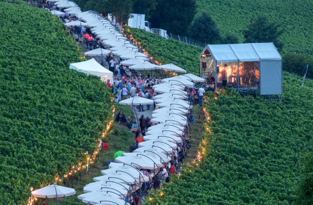 In mezzo ai vigneti dell’abbazia di Eberbach, nel Rheingau, si mangia, si beve e si ascolta musica (Keystone)