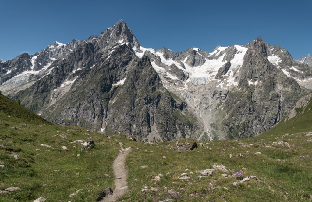 Val Ferret, sullo sfondo le Grandes Jorasses, gruppo di cime granitiche a ridosso del Monte Bianco, Courmayeur, Aosta (Giorgio Galeotti)