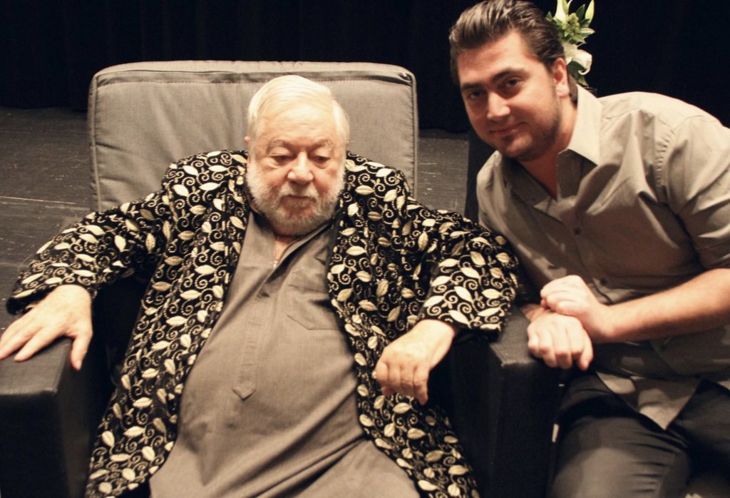 Tra gli intervistati Paolo Villaggio, qui con il regista Mirko Aretino