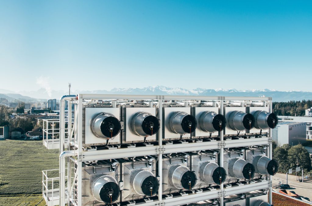 L’impianto della Climeworks a Hinwil che risucchia CO2 (Keystone)