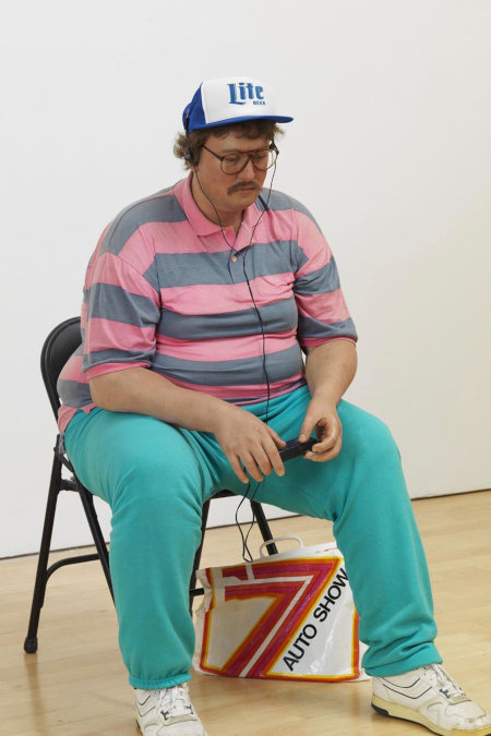 Duane Hanson, Man with Walkman, 1989, Resina di poliestere dipinta a olio, tecnica mista e vari oggetti, 132.1 x 61 x 106.7 cm, Foto: Courtesy Gagosian Gallery © 2021, ProLitteris, Zurich