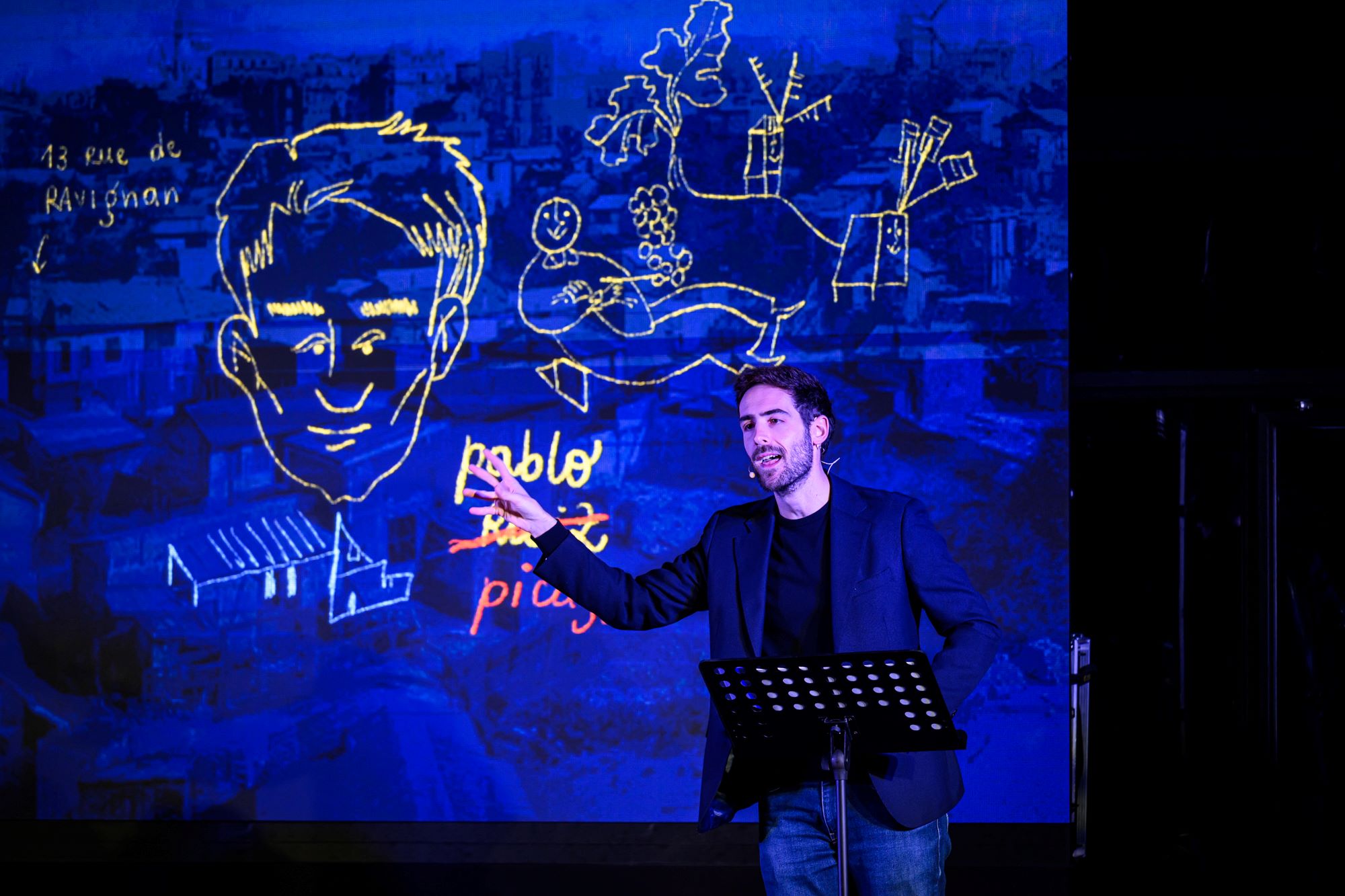 Jacopo Veneziani durante il suo monologo alla rassegna culturale bellinzonese Sconfinare (Sconfinare Festival di Bellinzona)