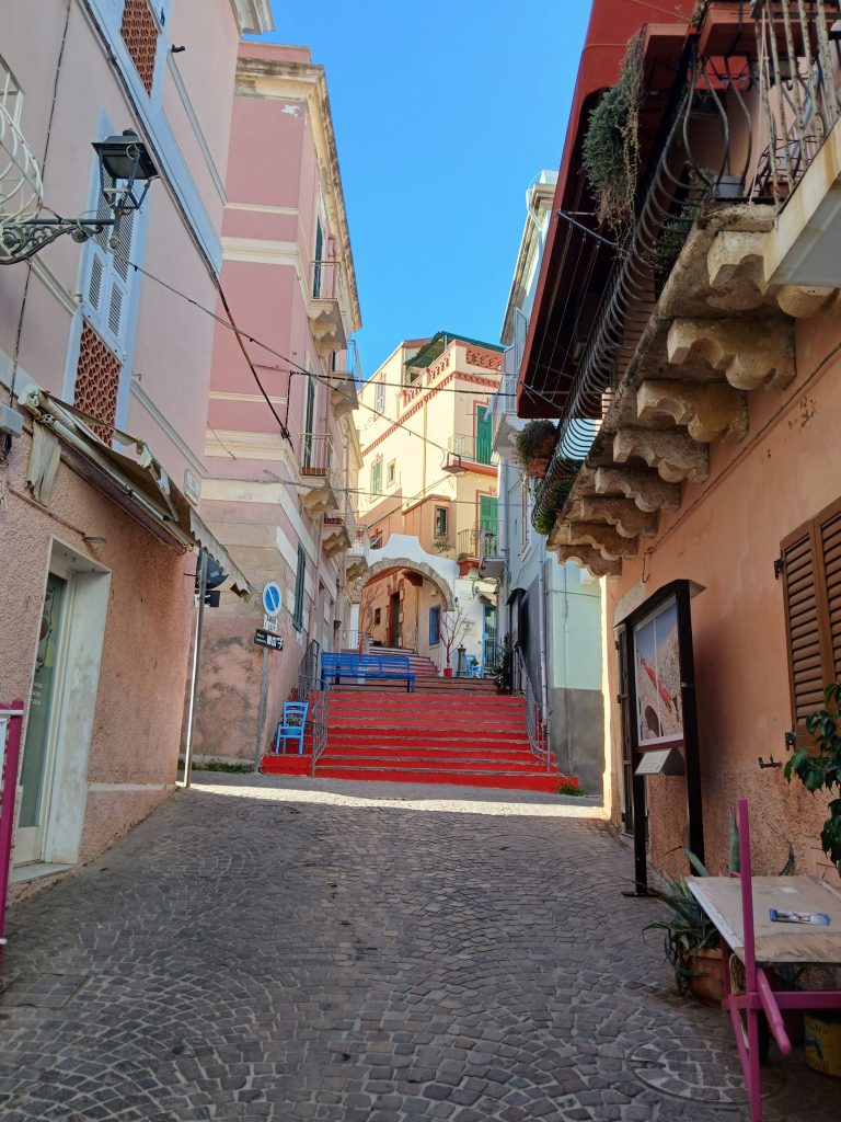 Sembra un caruggio ligure, ma in realtà siamo in Sardegna
