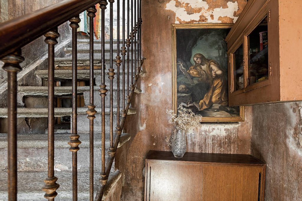 Un dettaglio di questa foto, scattata nel castello Trefogli di Torricella, è stata usato per l’immagine di copertina del volume (foto Chiara Zocchetti)