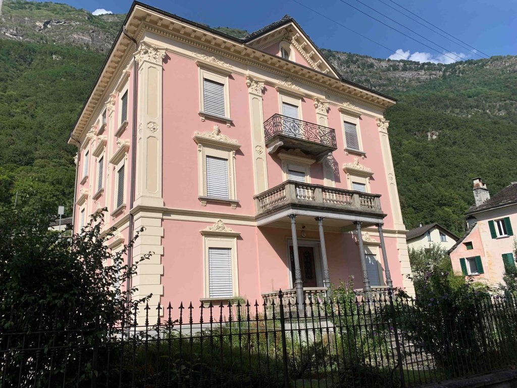Palazzo Tognazzini fa parte del «quartiere californiano» di Someo (M. Giacometti)
