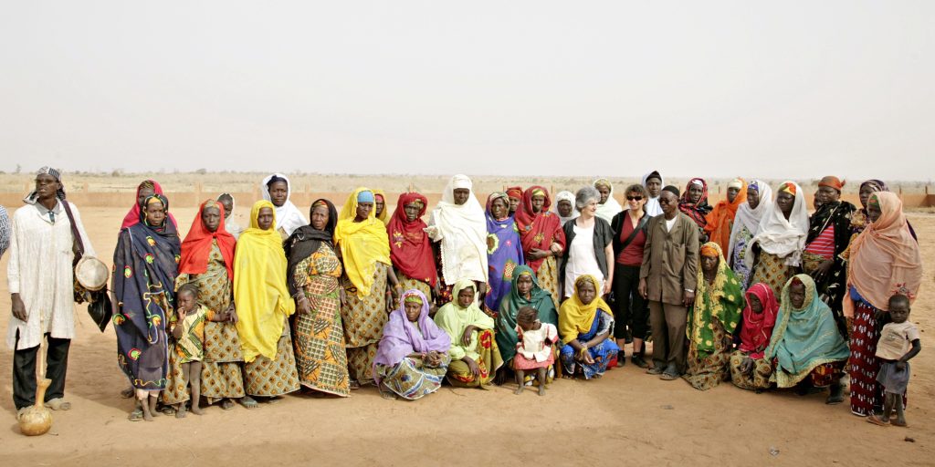 Sommaruga in Niger per un viaggio di Swissaid per la campagna «0,7% insieme contro la povertà», nel 2007 (Swissaid/Bertrand Cottet/Strates)