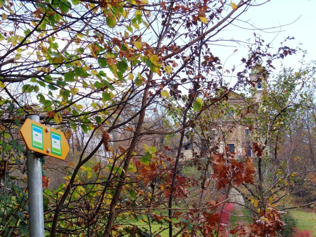 Verso San Zeno seguendo la segnaletica verde-bianco-blu (E.Stampanoni)