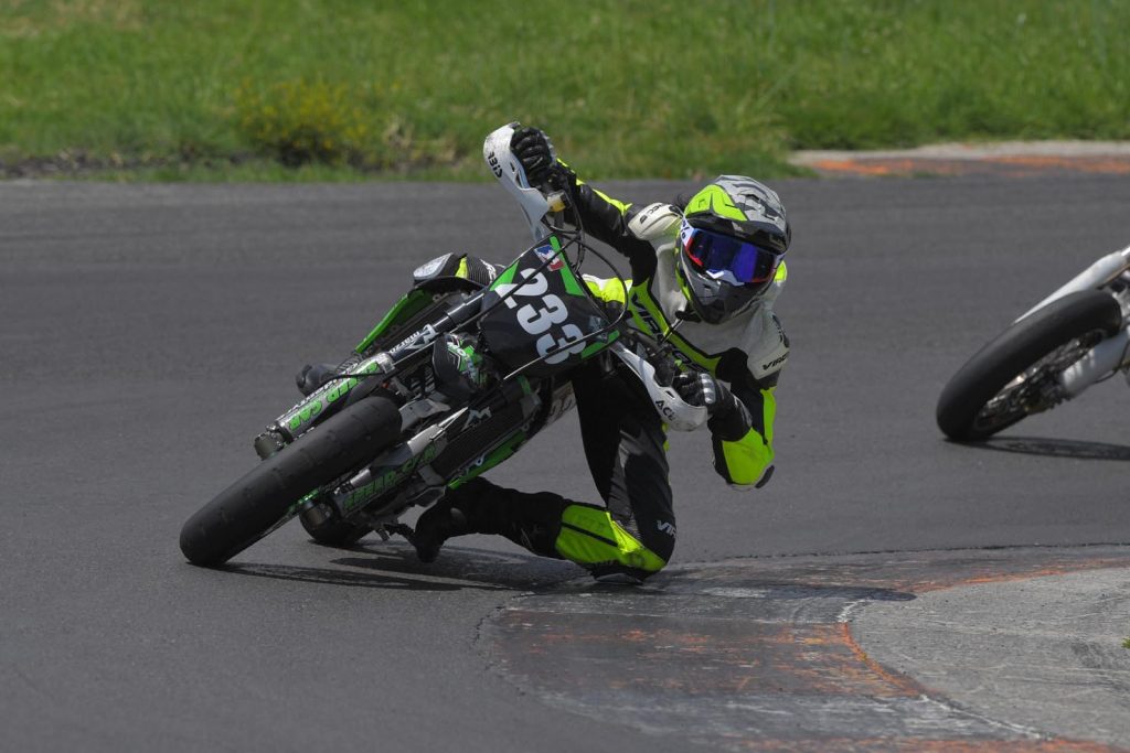 Sylvie Corti in sella alla sua moto
