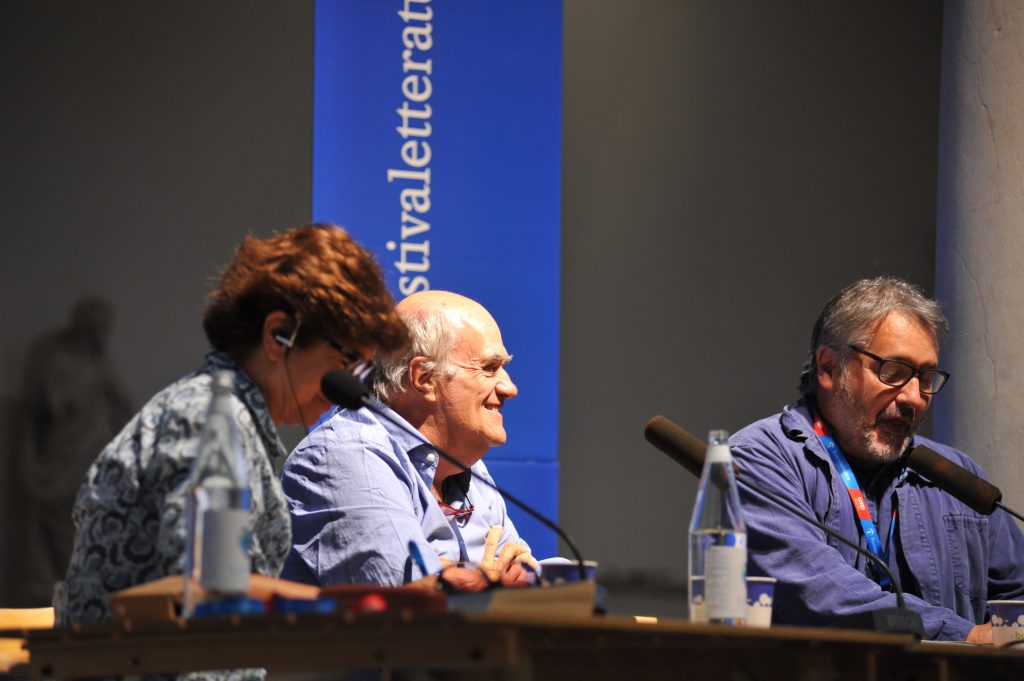 Colm Toìbìn al centro con Peter Florence alla sua destra (© Festivaletteratura)