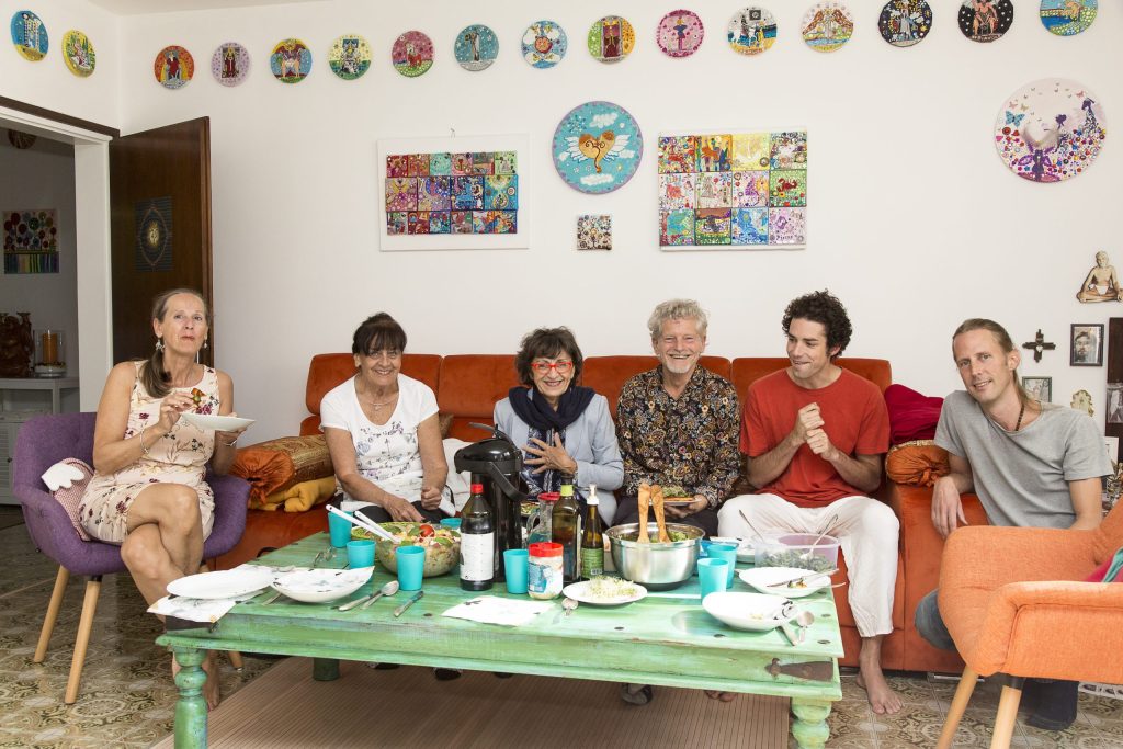 Un momento della Tavolata organizzata ad Arcegno, da sinistra: Maria Theresia (Therry), Liliane, Piera, Davio, Alex e Tiziano (S. Spinelli)