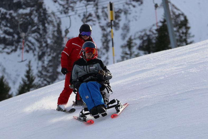 Martin Friedli con il maestro di sci di Sörenberg (Associazione svizzera dei paraplegici)