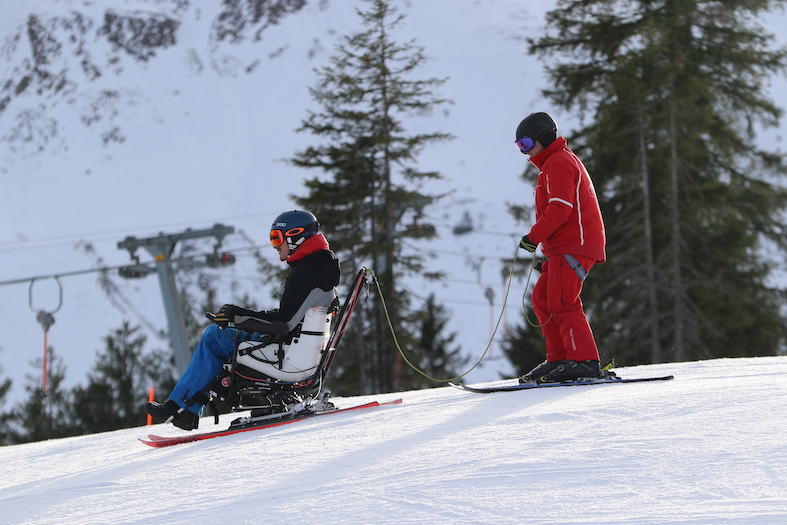 Martin Friedli con il maestro di sci di Sörenberg (Associazione svizzera dei paraplegici)