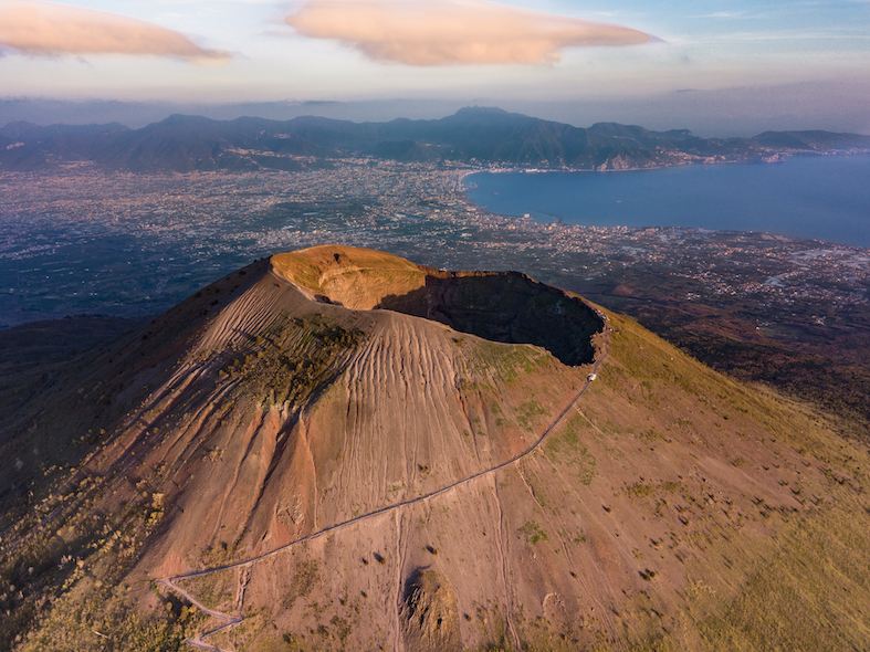 Il sisma del 27 settembre, di magnitudo 4.2, è stato il più forte registrato nei Campi Flegrei da 40 anni a ora. Parco Nazionale del Vesuvio (The Dronaut)