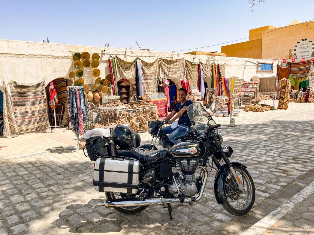 Douz, la Porta del deserto. La piazza del mercato è un quadrato di portici, tranquillo e vivace insieme