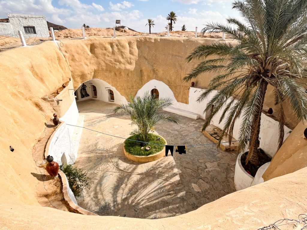 Matmata, Sud est della Tunisia. Terra di Berberi e di case scavate nella roccia. I celebri set di Star Wars non hanno dovuto inventare nulla