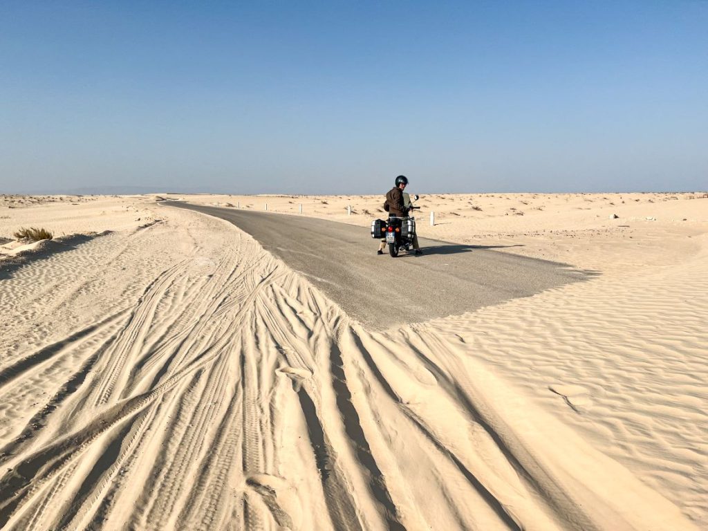 La strada che conduce da Nefta (vicino a Tozeur) a Mos Espa, uno dei set di Star Wars. Siamo a Sud, all’inizio del Sahara