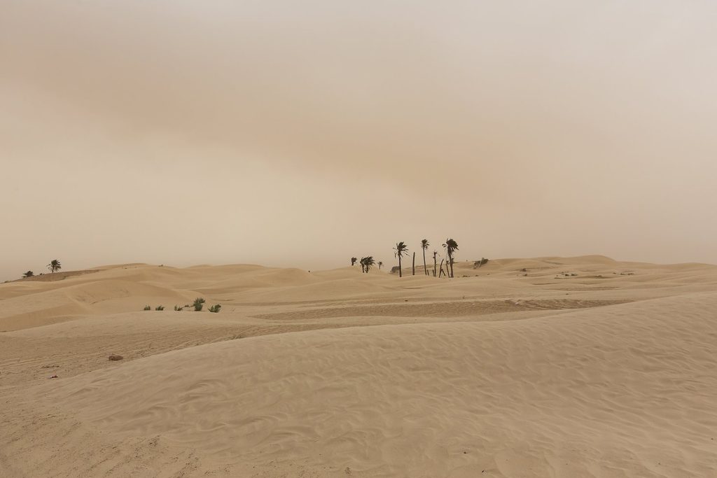 Il deserto del Sahara. Una tempesta di sabbia in arrivo tinge il cielo di rosso