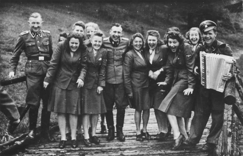 Ufficiali delle SS durante un momento di svago a pochi chilometri da Auschwitz