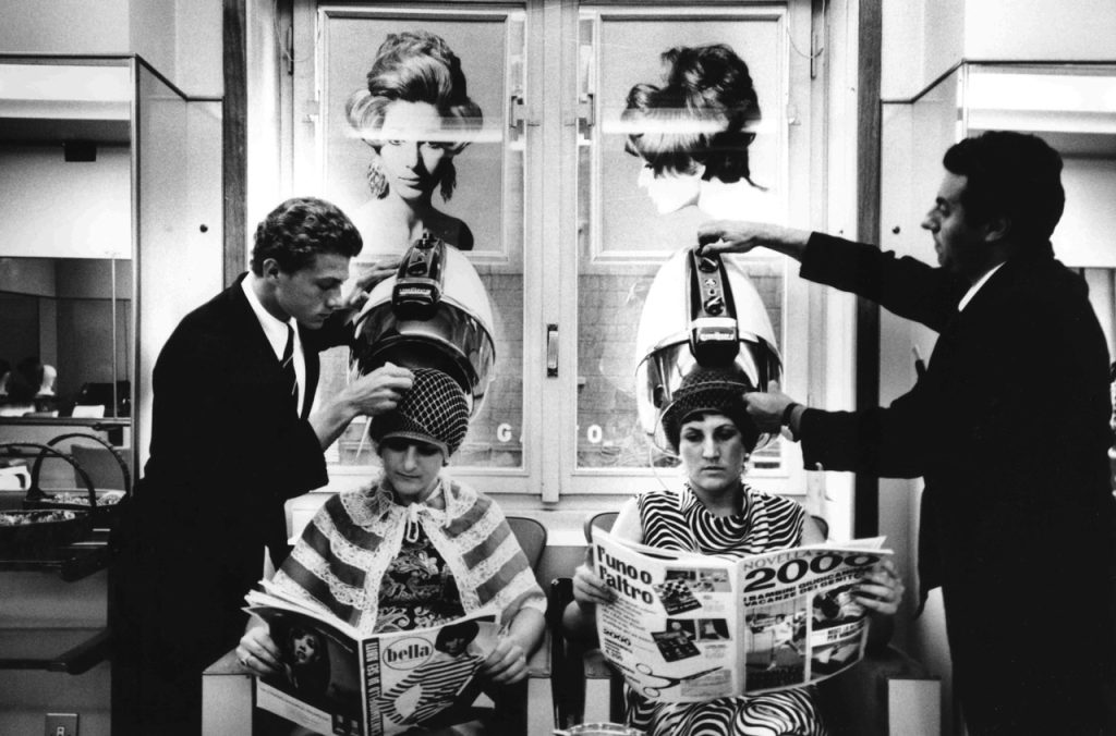 Uliano Lucas, Parrucchiere per signora, Milano, 1966