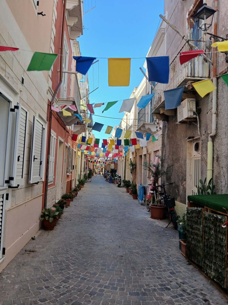 Un carrugio addobbato per la festa di San Pietro e Paolo