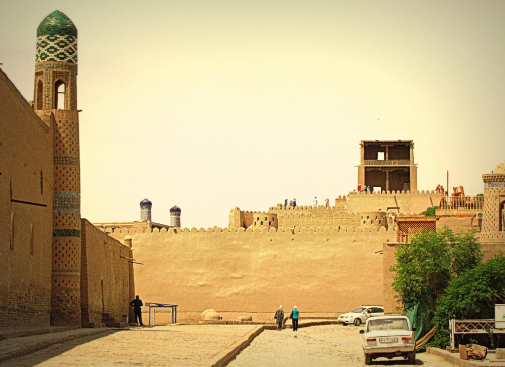 Una via di Khiva, con le mura della fortezza di Kuhna Ark