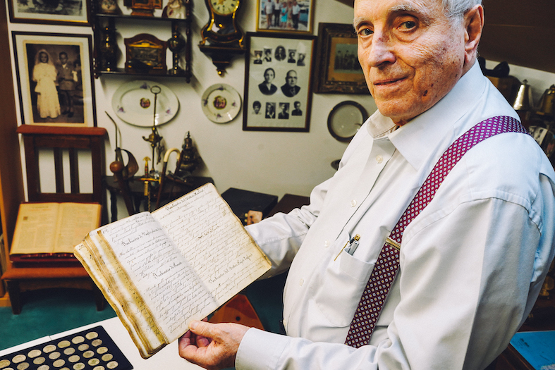 Francesco Rossiello, di Bedano, con una parte della sua collezione. (Vincenzo Cammarata)