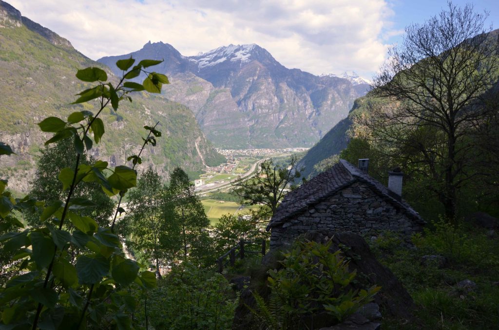 Veduta della bassa Valle Leventina con Biasca