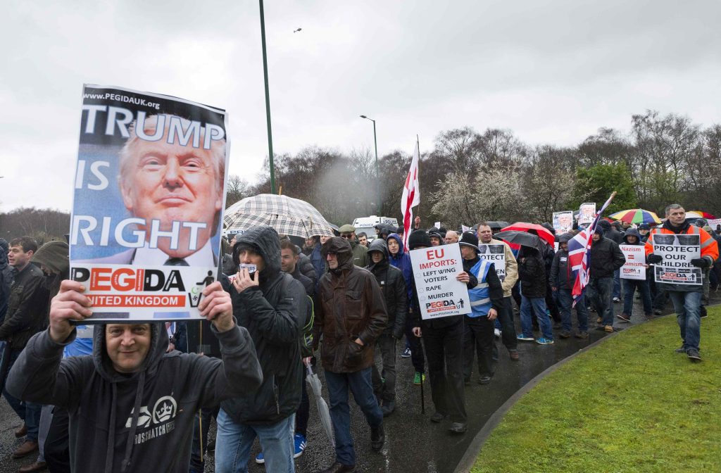 Manifestazione di estrema destra pro Trump e contro l’immigrazione islamica in Inghilterra (AFP)