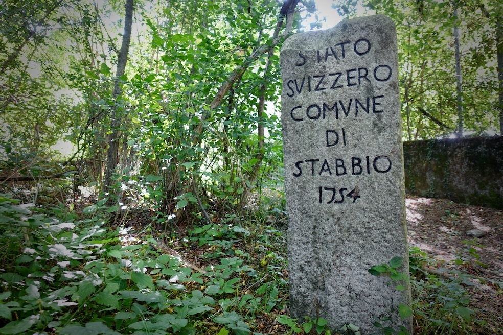 Il lato svizzero dello stesso cippo