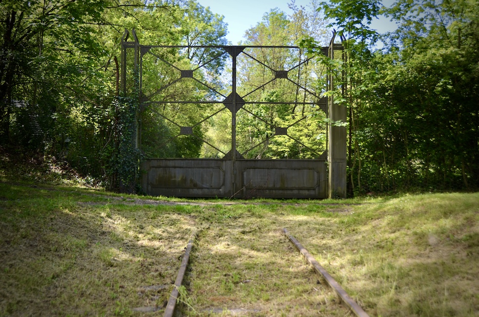 Il cancello che interrompeva la ferrovia della Valmorea