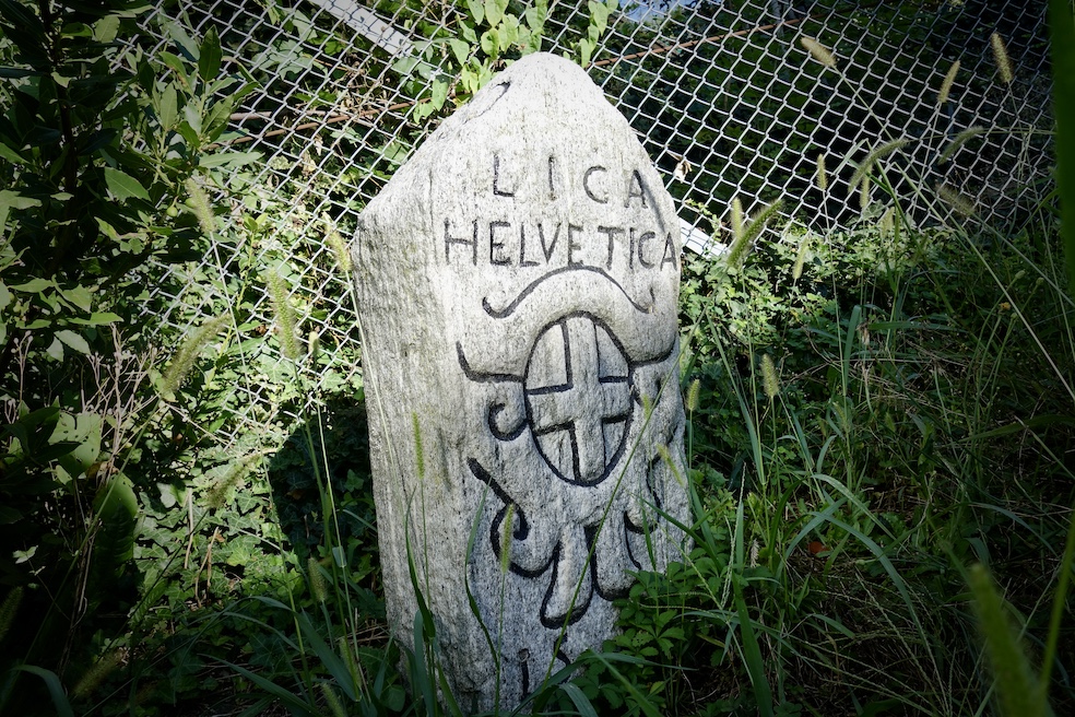 Cippo del 1559, con lo stemma della Lega Helvetica vicino alla dogana del Gaggiolo
