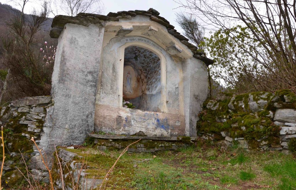 Segni di devozione ovunque, qui a Niva