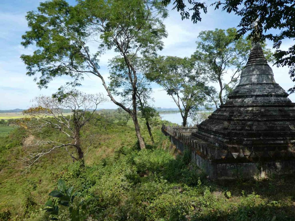 Un'isolata pagoda lungo il fiume che collega Mrauk-U al mare (Massimo Morello)