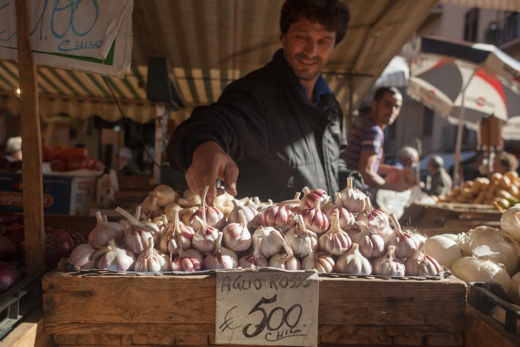 Bancarelle di frutta e verdura al mercato di Palermo (Vincenzo Cammarata)