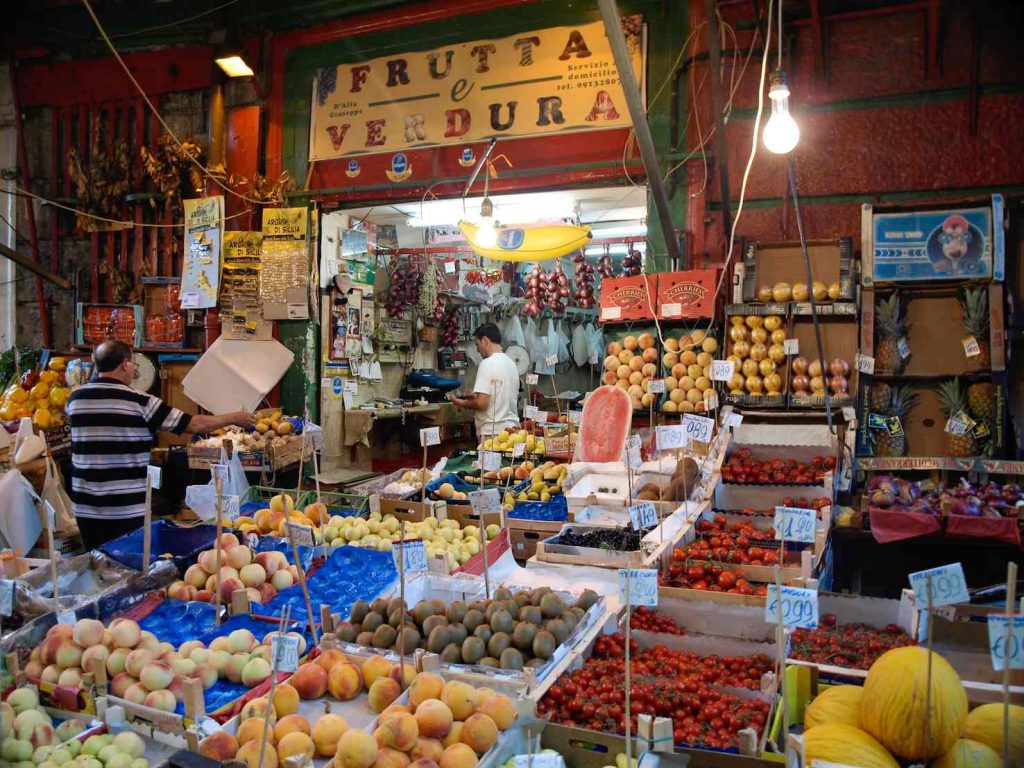Bancarelle di frutta e verdura al mercato di Palermo (Vincenzo Cammarata)