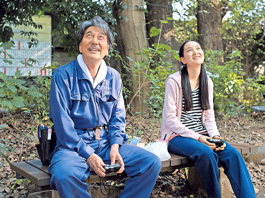 Una scena del film con Hirayama, il protagonista, e la nipote (YouTube).
