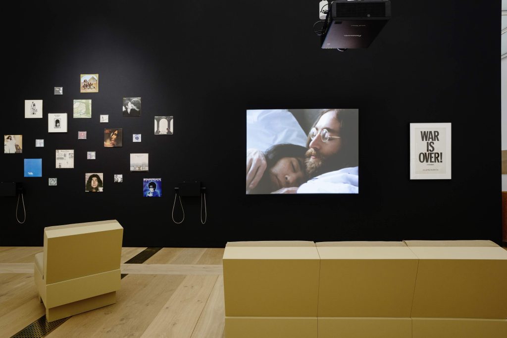 Una foto che ritrae «bed-in», la protesta a letto per la pace di John Lennon e Yoko Ono nel 1969 (Franca Candrian, Kunsthaus Zürich, © Yoko Ono)