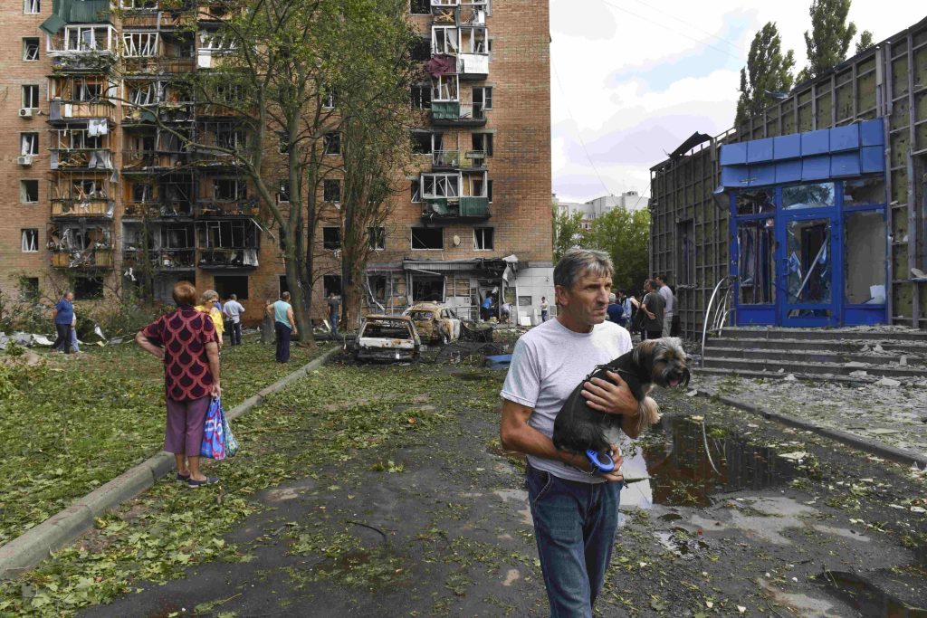 Abitanti di Kursk lasciano le loro case colpite dagli attacchi ucraini nei giorni scorsi.(Keystone)