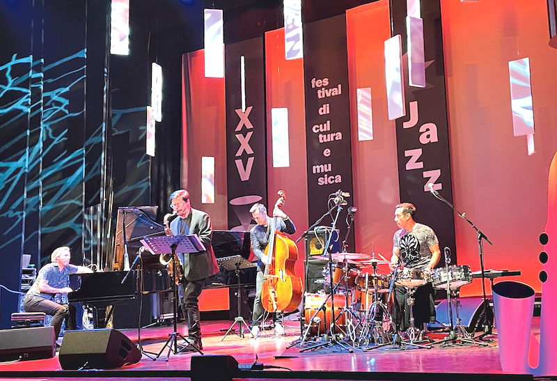 Il quartetto del batterista Antonio Sanchez sul palco del Teatro di Chiasso. (U. Wolf)