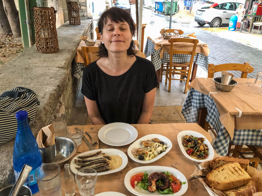 Tsipouro e meze fanno felice la vostra corrispondente :-) (Simona Dalla Valle)